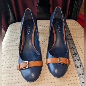 Unworn Lauren Ralph Lauren 8.5 blue and brown leather pumps